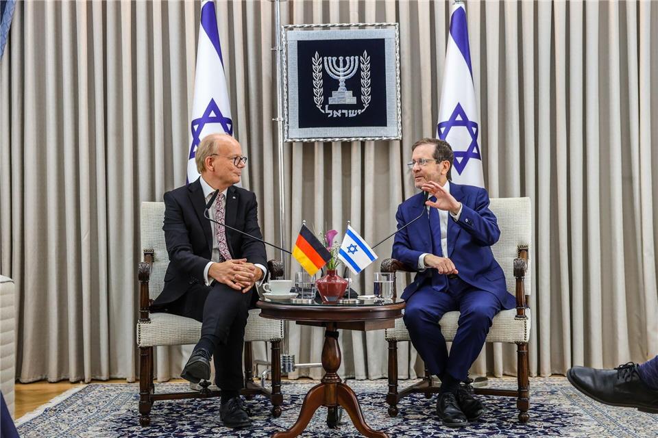 Kuper trifft Israels Präsidenten und freigelassene Geiseln Landtagspräsident André Kuper (li.) und Israels Staatspräsident Izchak HerzogMelanie Zanin/Landtag NRW/dpa