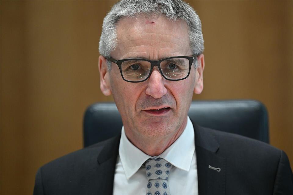 Landtagspräsident Hendrik Hering erläutert am Beispiel von Joachim Paul die Aufgabe von Wahlausschüssen. (Archivbild)Arne Dedert/dpa