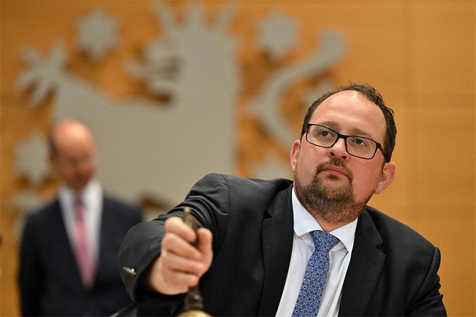 Landtagspräsident Thadäus König betont, dass das BSW trotz Parteiaustritten noch Fraktionsstatus im Landtag habe. (Archivbild)Martin Schutt/dpa