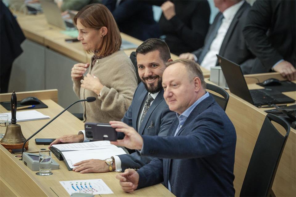 Landtagspräsident Tobias Rausch bei der Sitzung des Landtags. Ronny Hartmann/dpa