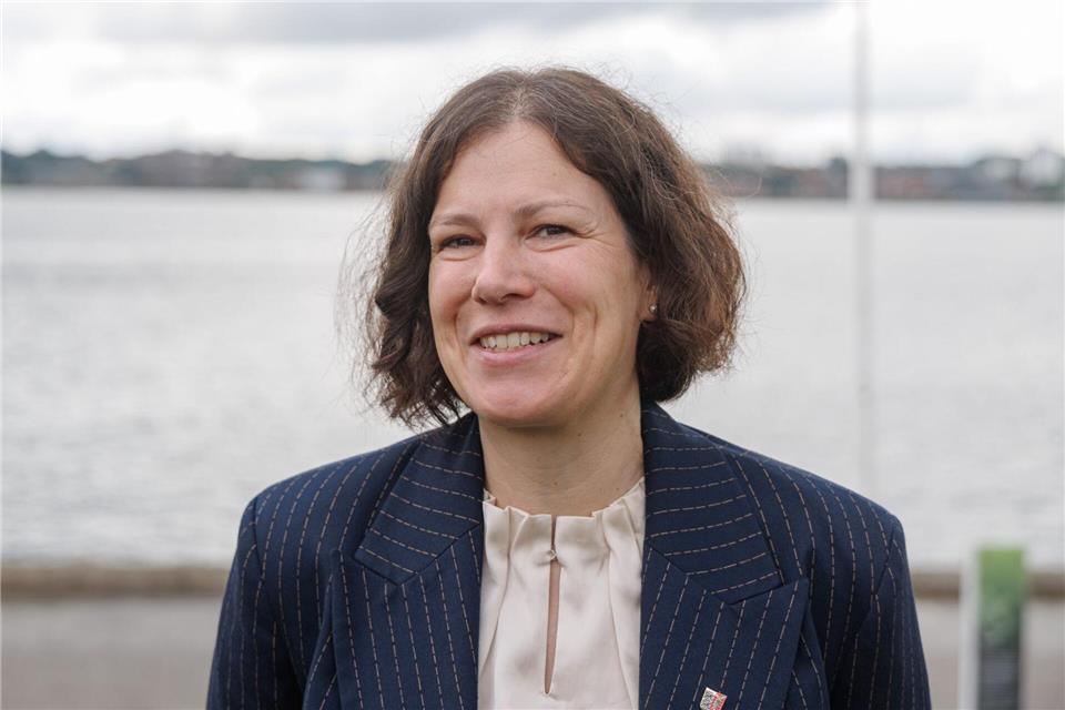 Landtagspräsidentin Christina Herbst mahnt am Volkstrauertag: „Wir erleben heute erneut, mitten in Europa, wie Kriege Menschen ihre Heimat rauben, Familien auseinanderreißen und Unschuldige zu Opfern werden.“ (Archivbild)Markus Scholz/dpa