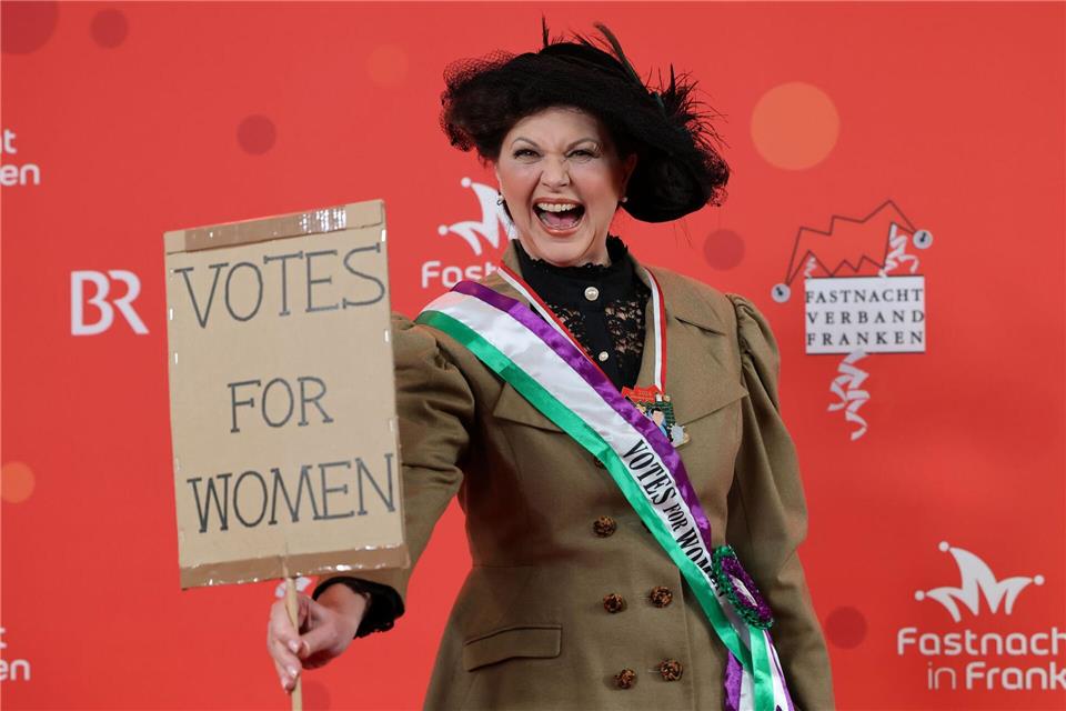 Landtagspräsidentin Ilse Aigner (CSU) präsentiert eine politische Botschaft.Daniel Löb/dpa