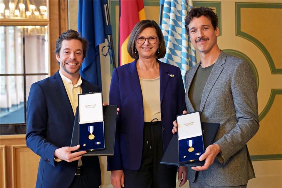 Landtagspräsidentin Ilse Aigner (CSU) zeichnet Tobias Krell und Florian David Fitz bei einem Nachholtermin mit dem Bayerischen Verfassungsorden aus.Malin Wunderlich/dpa