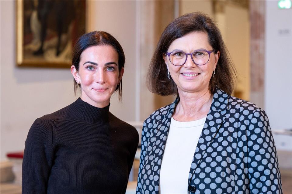 Landtagspräsidentin Ilse Aigner (r) zeigt sich begeistert von ihrer Praktikantin Lisa Müller.Lennart Preiss/dpa