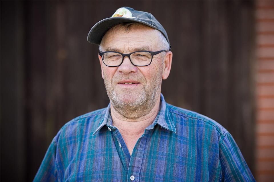 Wahrenholz: Ein Dorf sieht bunt Landwirt Helmut Evers vom Bündnis „Bauern gegen Rechts“ ist einer der Organisatoren der Aktion.Moritz Frankenberg/dpa