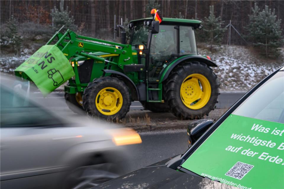 Landwirte demonstrieren am Berliner Ring. (Foto aktuell)Patrick Pleul/dpa