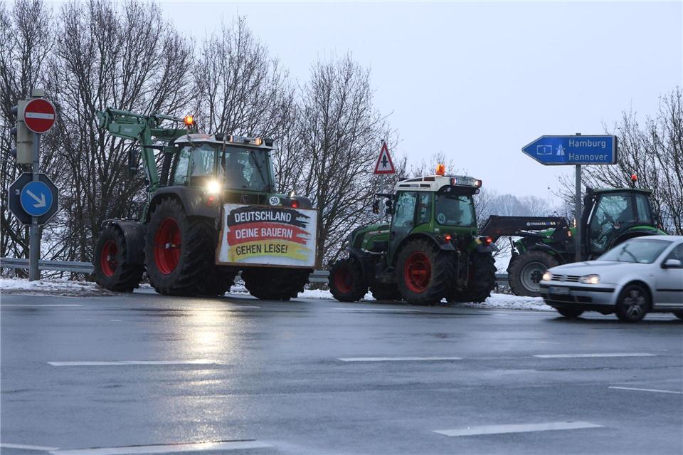 Landwirte haben mit ihren Traktoren Straßen blockiert, um gegen das Mercosur-Abkommen zu protestieren. Christian Butt/dpa
