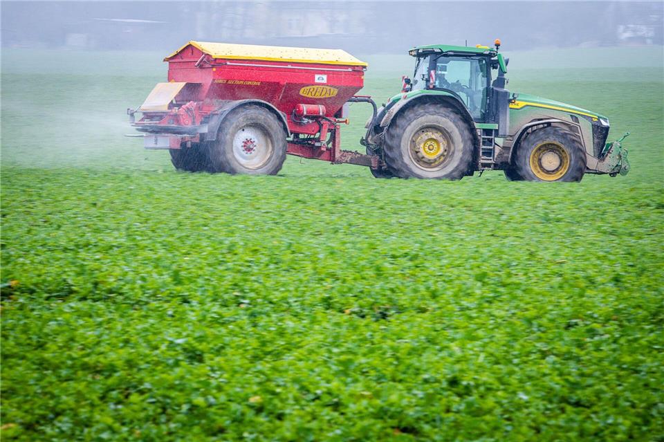 Landwirte müssen bald ihre Düngemittel-Vorräte auffüllen. (Symbolbild)Jens Büttner/dpa