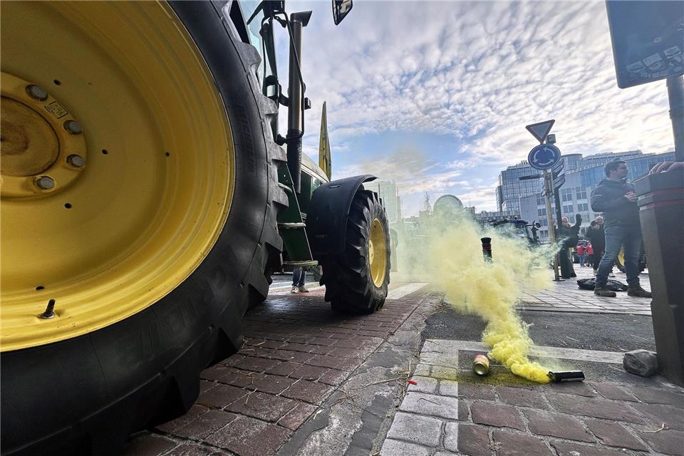 Landwirte ziehen mit ihren Traktoren durch die Straßen Brüssels. Emile Windal/Belga/dpa