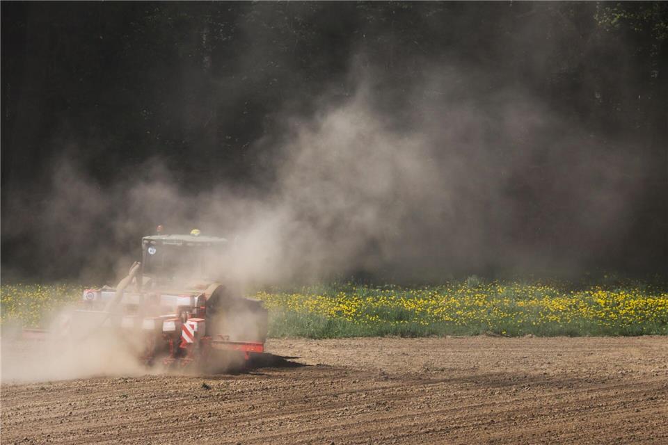 Landwirtschaft, Industrie und Bevölkerung: Sauberes Trinkwasser wird überall benötigt.Thomas Warnack/dpa