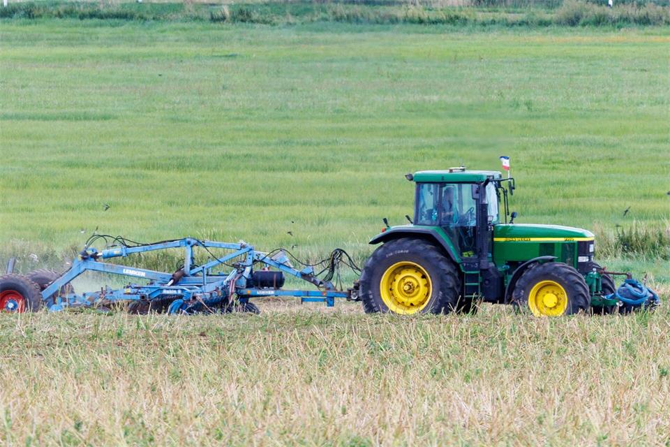 Landwirtschaft hautnah erleben konnten Besucher bei der Bio-Landpartie in Mecklenburg-Vorpommern. (Illustration) Jens Büttner/dpa