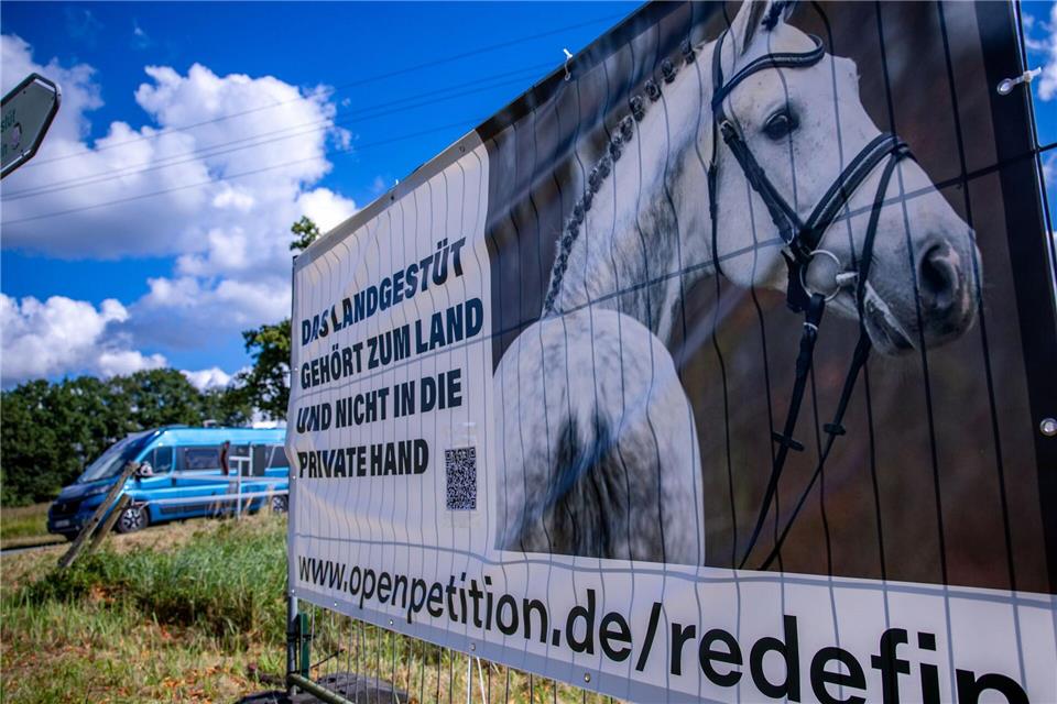 Landwirtschaftsminister Till Backhaus (SPD) nimmt Abstand von der Idee, für das Landgestüt einen privaten Betreiber zu finden. An der Idee hatte es Kritik gegeben. (Archivbild)Jens Büttner/dpa