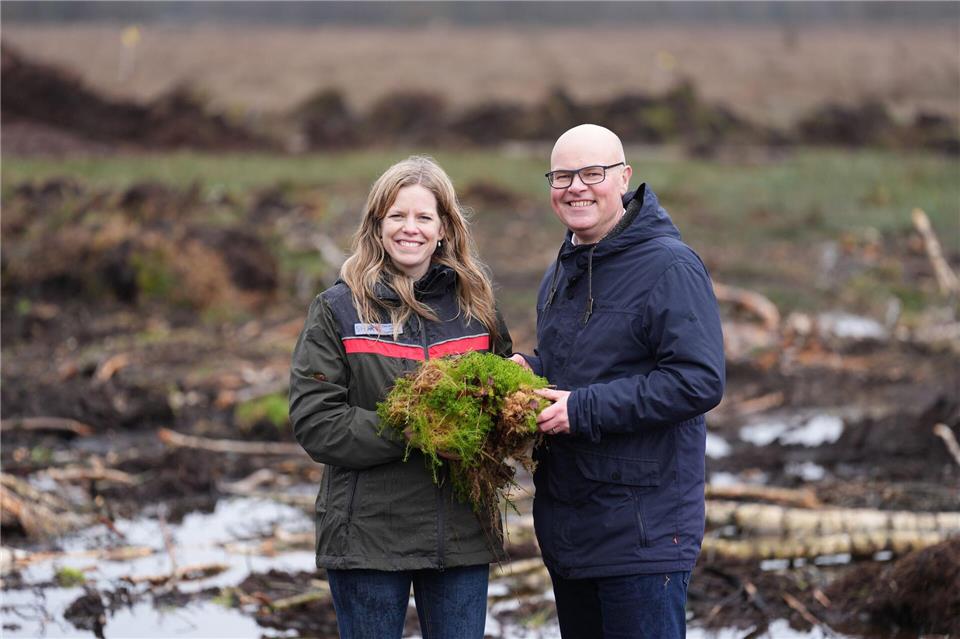 Landwirtschaftsministerin Schmachtenberg (CDU) und Umweltminister Goldschmidt (Grüne) ziehen bei der Renaturierung von Mooren an einem Strang.Marcus Brandt/dpa