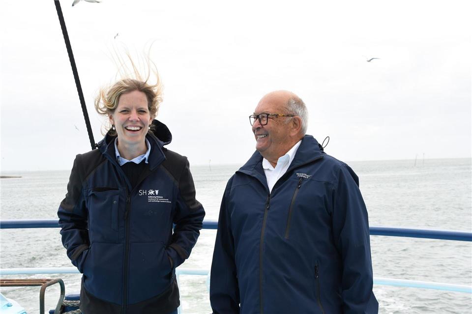 Landwirtschaftsministerin Schmachtenberg und der Vorsitzende der Erzeugergemeinschaft, Heinz Maurus. Die Erzeugerorganisation schleswig-holsteinischer Muschelzüchter hat in Hörnum auf Sylt die diesjährige Muschelsaison eröffnet. Lea Albert/dpa