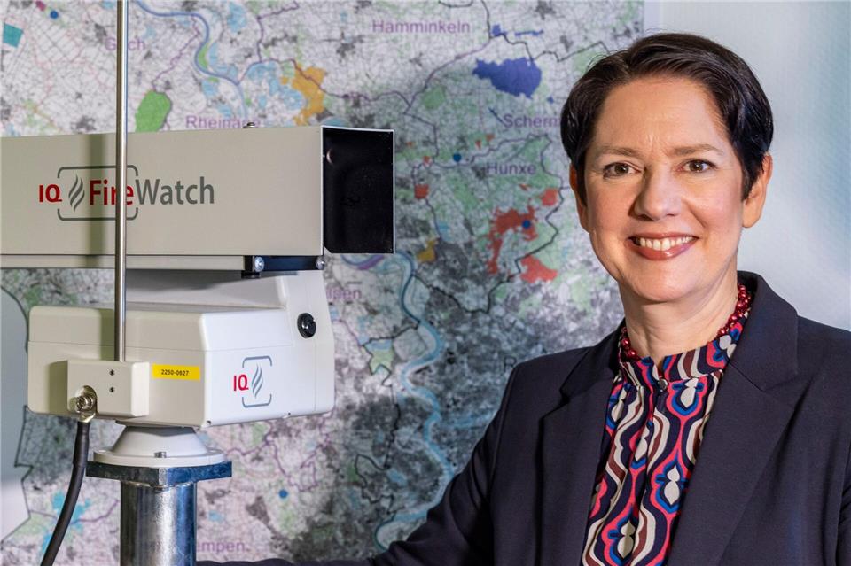 Landwirtschaftsministerin Silke Gorißen (CDU) bei der Eröffnung der ersten Waldbrandzentrale 2024 in Nordrhein-Westfalen neben einer Kamera IQ Fire Watch. (Archivbild)Christoph Reichwein/dpa