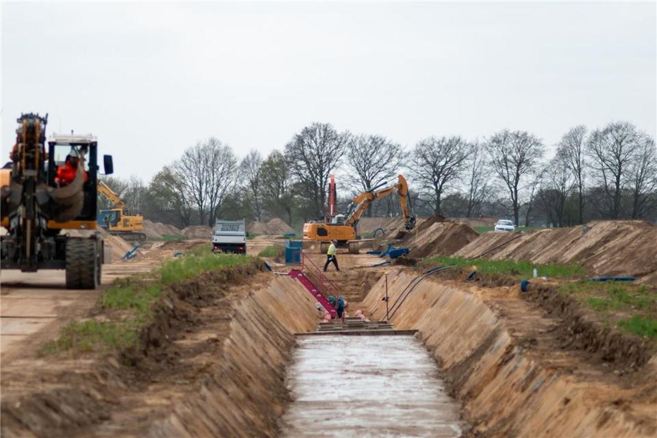 Landwirtschaftsverbände aus Niedersachsen, NRW und Hessen haben mit dem Übertragungsnetzbetreiber Amprion eine Rahmenregelung für die Umsetzung von Erdkabelprojekten vereinbart. (Archivbild)Fabian Strauch/dpa