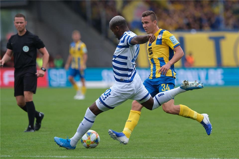 Lang ist’s her: 2019 spielte Waldhof-Neuzugang Mickels (M) noch für den MSV Duisburg. (Archivbild)Peter Steffen/dpa