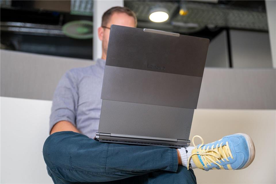 Lang, schlank - aber auch stabil: So sieht es von vorn aus, wenn das Thinkbook Rollable den Bildschirm streckt. Nico Tapia/dpa-tmn