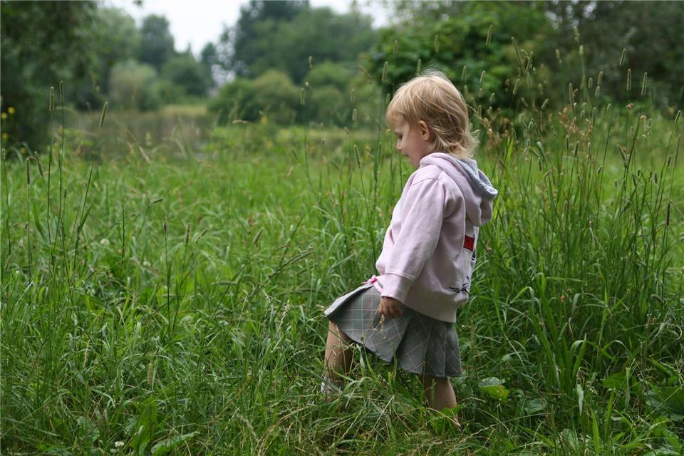 Lange Ärmel und lange Hosenbeine machen es Zecken schwerer. picture alliance / dpa-tmn