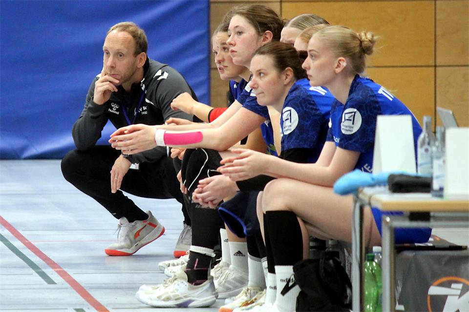 Lange Gesichter beim TV Borken: Trainer Tim Westheider (links) verlor mit seinen Frauen des TV Borken auch das fünfte Saisonspiel.