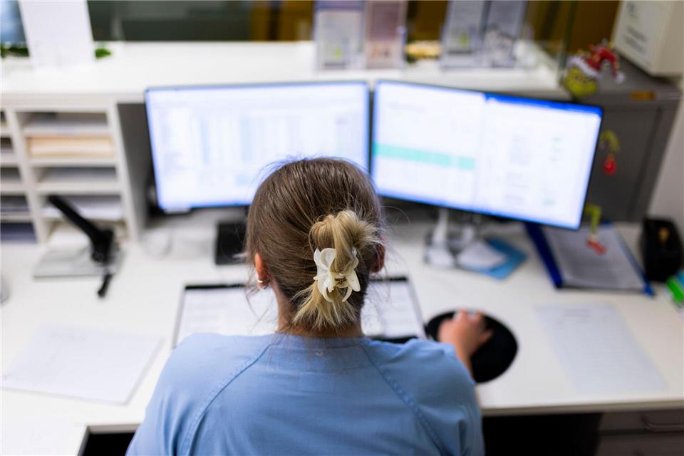 Lange Ladezeiten am PC frustrieren die Klinikbeschäftigten immer wieder.Michael Matthey/dpa