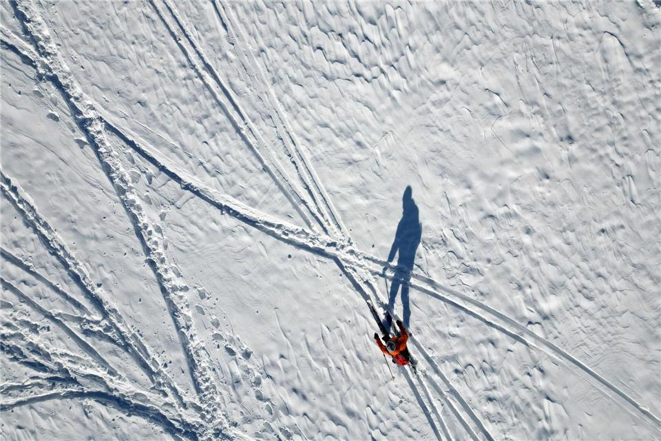 Lange Schatten im Schnee - Wintersportler an der Rodelpiste am Wurmberg im HarzMatthias Bein/dpa