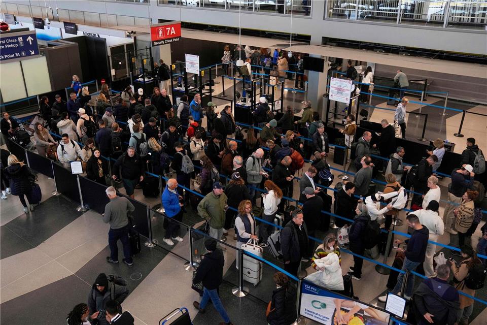 Lange Schlange wegen des Shutdowns am Flughafen Chicago.Erin Hooley/AP/dpa