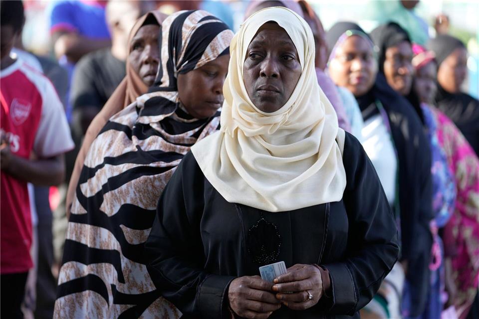 Bilder des Tages  Lange Schlangen bei den Parlamentswahlen in TansaniaBrian Inganga/AP/dpa
