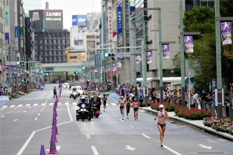 Lange Wege sind für Marathonläuferinnen normal, für Kollegen nicht.Hiro Komae/AP/dpa