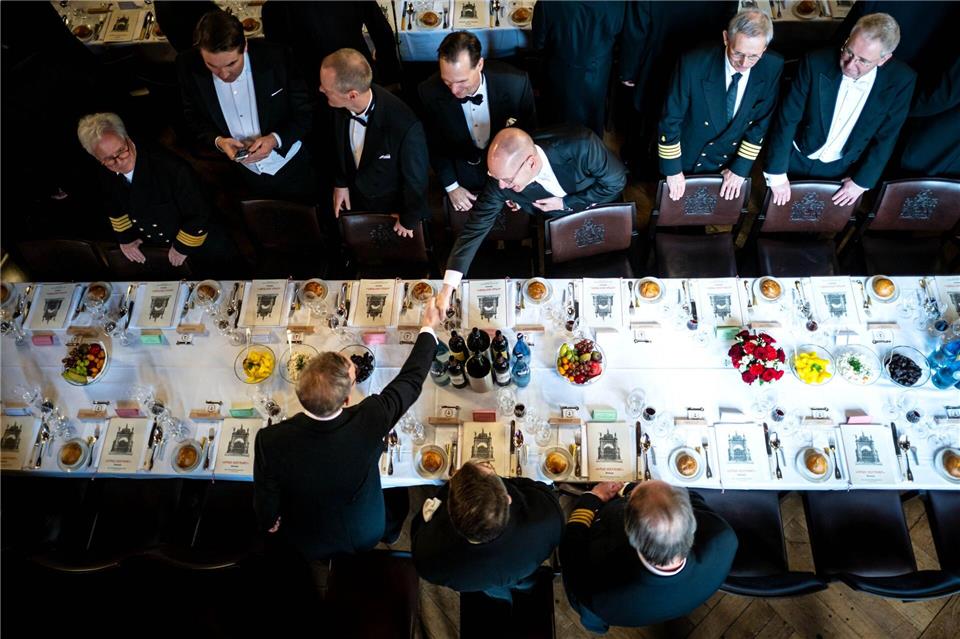 Lange Zeit ein Brudermahl: Erst seit 2015 werden Frauen zur Schaffermahlzeit eingeladen. (Archivbild)Sina Schuldt/dpa