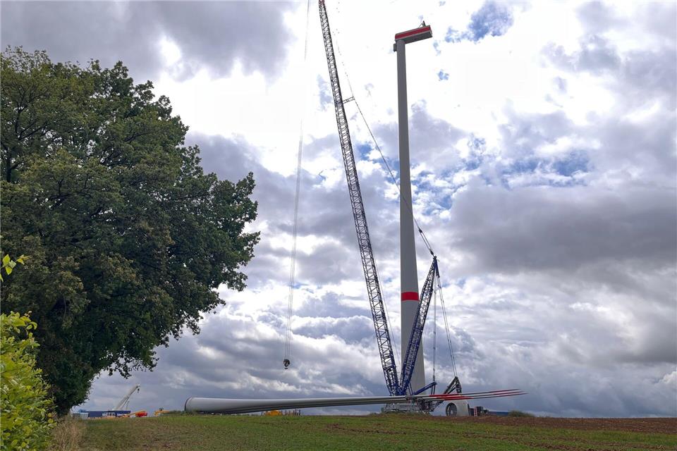 Lange haben lärmgeplagte Anwohner gegen das Windrad gekämpft, nun ist der Abriss in vollem Gange.Andreas Hummel/dpa