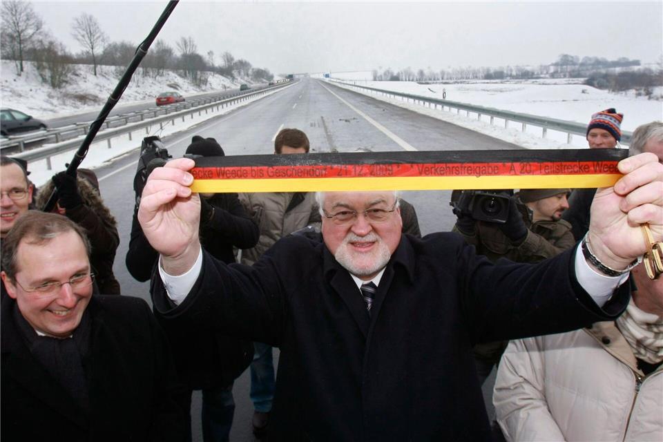 Lange her - 2009 wurde das letzte Teilstück der A20 vom damaligen schleswig-holsteinischen Ministerpräsidentenden Peter Harry Carstensen für den Verkehr freigegeben. (Archivbild)picture alliance / dpa