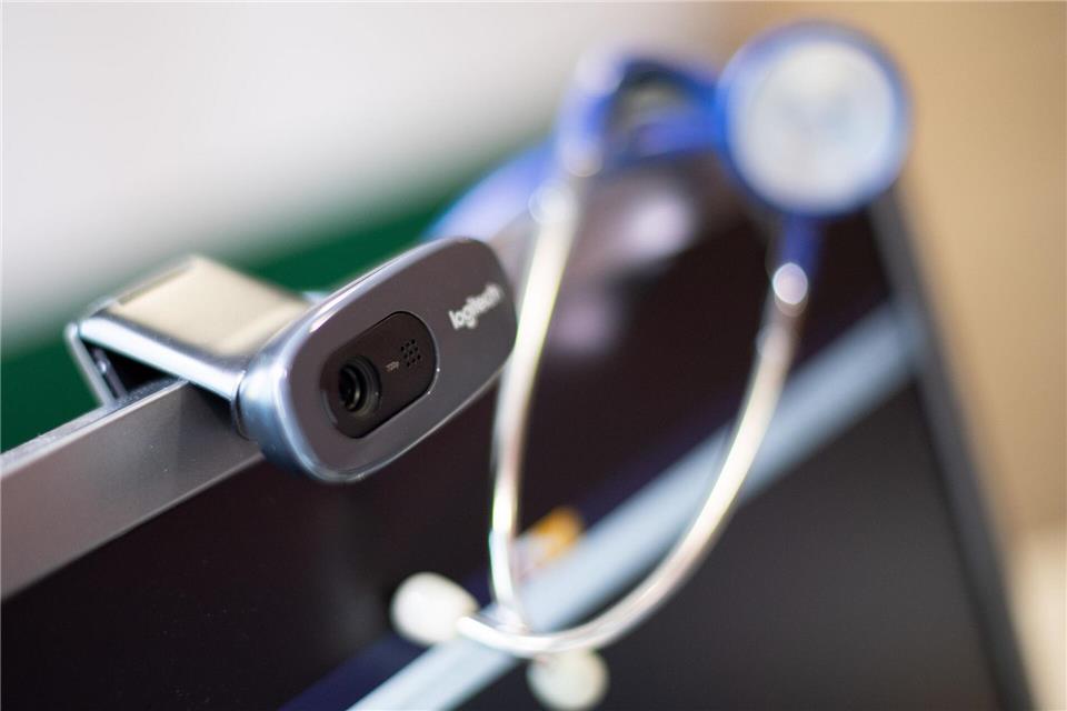 Langer Anfahrtsweg zur Facharztpraxis? Die kann man sich durch Videosprechstunden sparen - vorausgesetzt, so ein Format kommt bei den eigenen gesundheitlichen Beschwerden infrage. Monika Skolimowska/dpa-Zentralbild/dpa