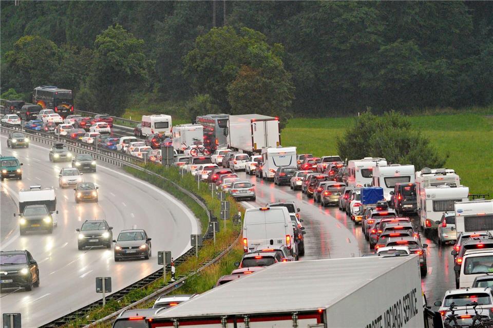 Langer Stau nach Unfall mit Sattelschlepper.Uwe Lein/dpa