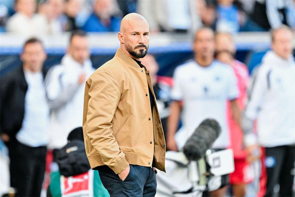 Langes Gesicht: Trainer Christian Ilzer und die Hoffenheim verlieren gegen den HSV. Uwe Anspach/dpa