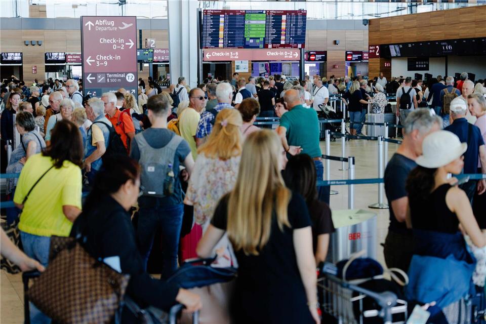 Cyberangriff: Weiter Wartezeiten am Berliner Flughafen Langes Warten nach einem Cyberangriff am Berliner Flughafen.Carsten Koall/dpa