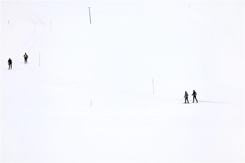Langläufer durchstreifen bei Oberstdorf im Allgäu die winterliche Landschaft.Karl-Josef Hildenbrand/dpa