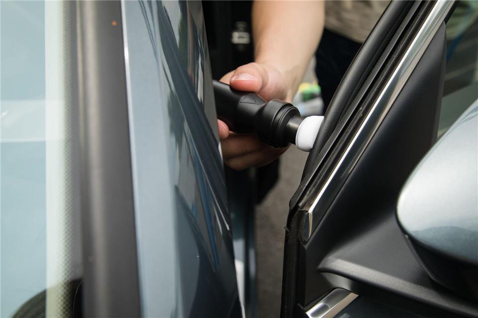 So pflegen Sie die Gummidichtungen am Auto richtig Langlebiger Schutz: Regelmäßige Pflege beugt porösen und undichten Gummis vor.picture alliance / dpa-tmn