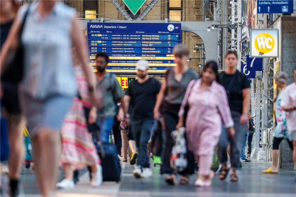 Langsam läuft der Zuverkehr wieder an nach dem bundesweiten Ausfall der Bahn.Andreas Arnold/dpa