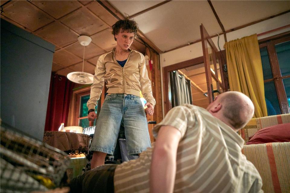 Lara Becker (Luna Jordan) überwältigt Maik Gerboth (Sebastian Jakob Doppelbauer) in einer Szene des „Polizeiruf 110: Your Body My Choice“ vom MDR im Ersten.Felix Abraham/ARD/dpa