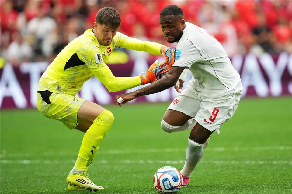 Larin versucht Kobel zu umkurven.Ethan Cairns/The Canadian Press/AP/dpa