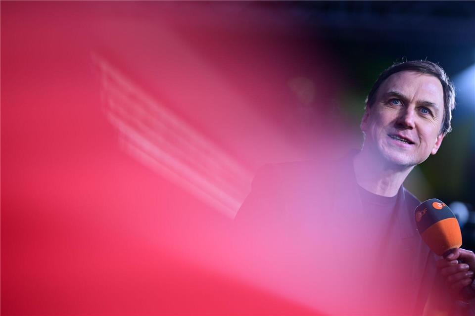 Lars Eidinger steht während der Premiere des Films „Die Blutgräfin“ („The Blood Countess“) auf dem Roten Teppich bei der Berlinale.Sebastian Christoph Gollnow/dpa