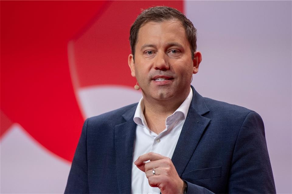 Lars Klingbeil, SPD-Bundesvorsitzender, hatte der deutschen Rüstungsindustrie angesichts der Munitionsknappheit in der Bundeswehr nötigenfalls mit einer Beschaffung im Ausland gedroht.