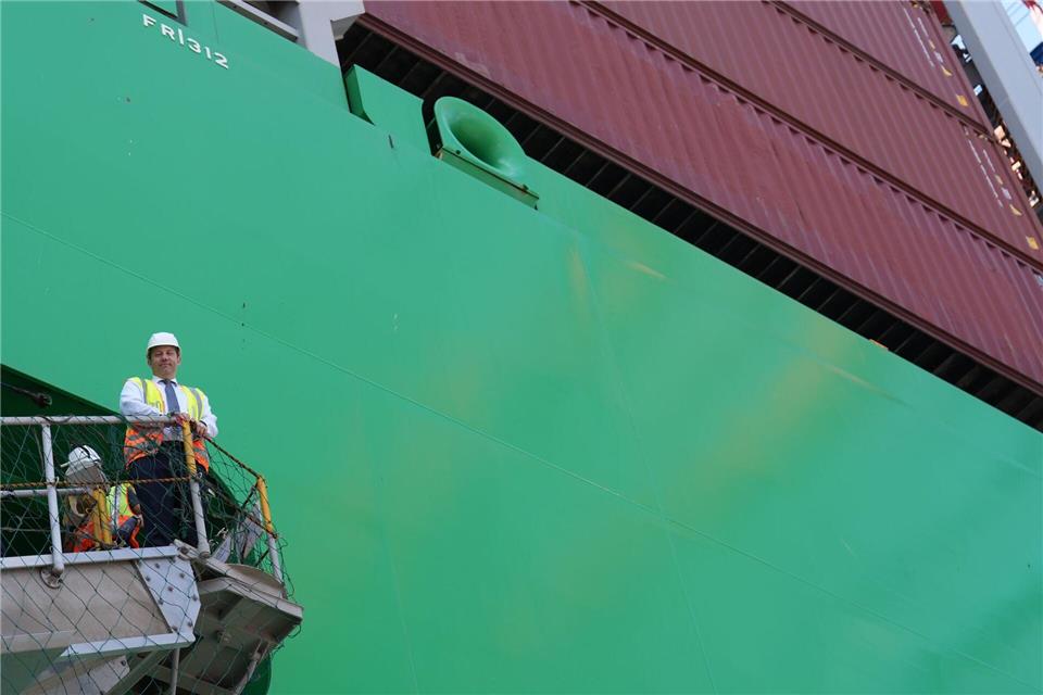Lars Klingbeil (SPD), Vizekanzler und Bundesminister der Finanzen, begleitet Zollbeamte an Bord eines Containerschiffes während einer Zollkontrolle am Container Terminal Burchardkai im Hamburger Hafen. Klingbeil hat zuvor die Jahresbilanz 2024 des Zolls vorgestellt.Marcus Brandt/dpa