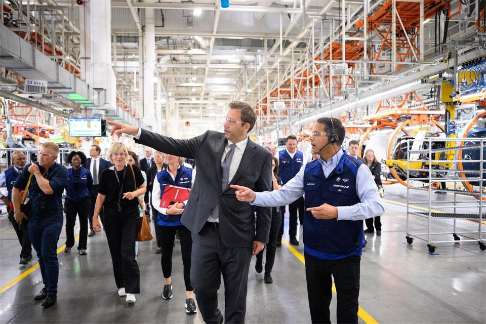 Lars Klingbeil besuchte in den USA das BMW-Werk in Spartanburg.Bernd von Jutrczenka/dpa