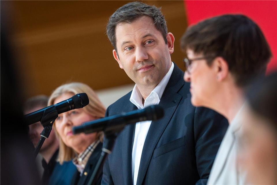 Lars Klingbeil dankt Saskia Esken für die Zusammenarbeit.Christophe Gateau/dpa