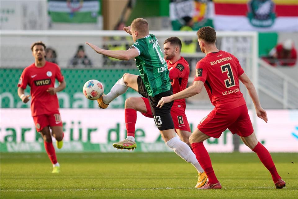 Lars Lokotsch (Preußen Münster) und Florian Le Joncour (SV 07 Elversberg) in Aktion.Bernd Thissen/dpa