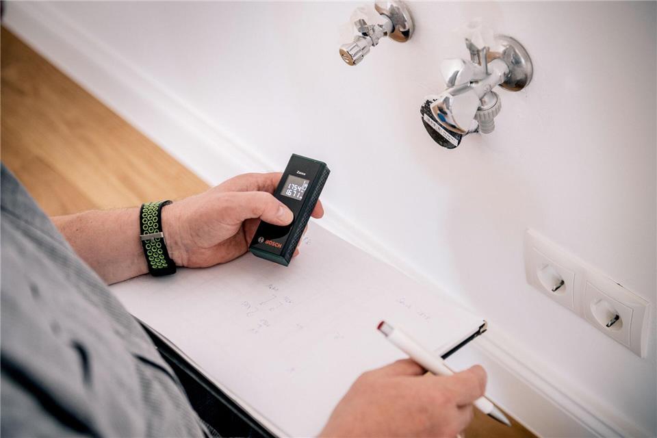 Laser-Entfernungsmessgeräte messen Distanzen in Sekunden aus. picture alliance / dpa-tmn