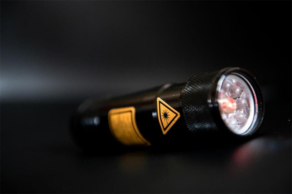 Laserpointerattacken auf Piloten oder anderen Menschen am Steuer sind nicht nur eine Straftat, sondern auch gefährlich. (Symbolbild)Fabian Strauch/dpa