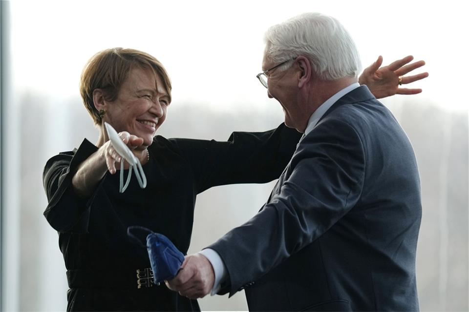 Steinmeier erneut zum Bundespräsidenten gewählt Lass Elke Büdenbender gratuliert ihrem Mann und Bundespräsidenten Frank-Walter Steinmeier zur Wiederwahl.